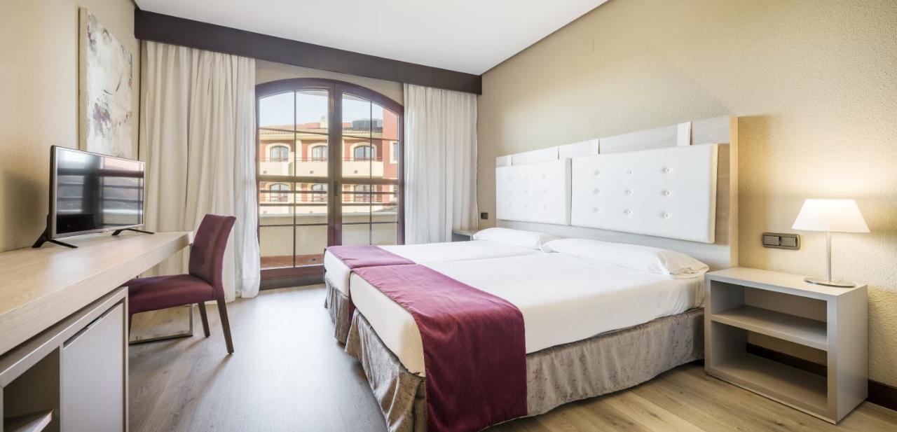 Ilunion Golf Badajoz Hotel Bagian luar foto